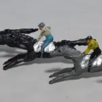 LOTE 071 - COLEÇÃO COM 28 MINIATURAS DE CAVALOS DE CORRIDA ANTIGOS DÉCADA DE 80 COM  JÓQUEIS EM CHUMBO, POLICROMADA, (NO ESTADO)