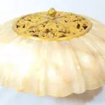 LOTE 176 - RARO TERNO IMPORTADO ITÁLIA, SÉC XIX, EM ALABASTRO, PARTES  EM BRONZE DOURADO, 1 CENTRO DE MESA-FLOREIRA,  GRANDE FLOR  UM PAR DE CASTIÇAIS PRA DUAS VELAS REPRESENTANDO ARPAS. MED 17X30 CM (CENTRO DE MESA) E 35X20 CM( CASTIÇAIS). (NO ESTADO)