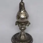 LOTE 169 - PORTA ALIANÇAS EM METAL 15 CM DE DIÂMETRO, ACOMPANHA PALITEIRO EM ESTANHO 12 CM DE ALTURA. (NO ESTADO)