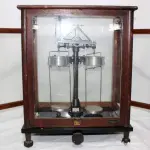 LOTE 104 - RARA BALANÇA DE PRECISÃO IMPORTADA SARTORIUS WERKE FABRICADO PELA GOTTINGEN POR VOLTA DE 1930. (NO ESTADO)