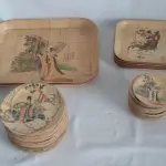 LOTE 077 - LINDO CONJUNTO ORIENTAL EM PALHA TRANÇADA E RESINADA SÃO 23 PORTA COPOS (DIAM. 11CM) 26 PRATINHOS (DIAM. 16CM), 5 PRATOS QUADRADOS (20 X 20CM) E 2 BANDEJAS RETANGULARES (35 X 30CM). TOTAL 56 PEÇAS.(NO ESTADO)