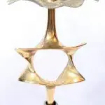 LOTE 122 - PAR DE CASTIÇAIS IMPORTADOS ISRAELENSES EM METAL DOURADO,  MED 19 CM.(NO ESTADO)