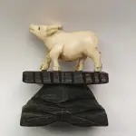 LOTE 054 - MINI ESCULTURA DA ÁFRICA EM MARFIM REPRESENTANDO TOURO 33 MM X 35 MM  X 28 MM (NO ESTADO)