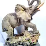LOTE 082 - RARO ELEFANTE  AFRICANO  IMPORTADO  ITALIANO, EM RESINA POLICROMADA, BASE DE MADEIRA. MEDIDAS: 36X30X25 CM.(NO ESTADO)