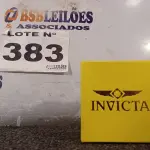LOTE 383 - 01 – RELÓGIO (NO ESTADO, NÃO SABEMOS SE FUNCIONA. LEILÃO NÃO TEM GARANTIA E NEM DEVOLUÇÃO, SUJEITO A POSSÍVEIS AVARIAS VISÍVEIS/OCULTAS E/OU AUSÊNCIA DE COMPONENTES)