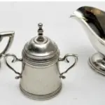 LOTE 165 - LOTE COM VINTE PEÇAS DIVERSAS ESPESSURADA À PRATA. VÁRIOS TAMANHOS O MAIOR 28 CM DA (NO ESTADO)