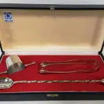 LOTE 106 - CONJUNTO DE BEBIDAS COM BALDE DE GELO COM APLIQUES DE METAL E CONJUNTO DE  SERVIÇO EM PRATA 90 COM DOSADOR, PINÇA E MISTURADOR . MARCA :  BELINI (NO ESTADO)