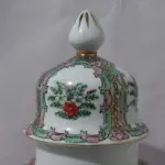 LOTE 118 - LINDO POTICHE IMPORTADO EM PORCELANA ORIENTAL , DESENHOS COM FLORES, PÁSSAROS, PAISAGENS ORIENTAIS MARCADO NO FUNDO. MEDIDAS: 39,5 CM DE ALTURA X 58 CM DE CIRCUNFERÊNCIA.(NO ESTADO)