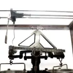 LOTE 104 - RARA BALANÇA DE PRECISÃO IMPORTADA SARTORIUS WERKE FABRICADO PELA GOTTINGEN POR VOLTA DE 1930. (NO ESTADO)