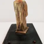 LOTE 081 - ESCULTURA  MAGISTRADO ALT.: 11 CM, BASE DE PEDRA FORMA DE LIVRO, DIM.: 2X9X12,5 CM  EM BRONZE MACIÇO (NO ESTADO)