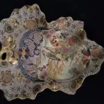 LOTE 120 - LINDÍSSIMO E RARO CENTRO DE MESA SATZUMA IMPORTADO  CHINES, EM PORCELANA, AO GOSTO POLICROMADO E REALÇADA A OURO, 25X27 CM . PEÇA MARCADA AO FUNDO (NO ESTADO)
