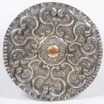 LOTE 146 - LINDO MEDALHÃO EM METAL. DECORAÇÃO MARAVILHOSA MEDIDAS 39 CENTÍMETROS.(NO ESTADO)