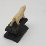 LOTE 055 - MINI ESCULTURA  EM MARFIM REPRESENTANDO TIGRE33 MM  X 38 MM  X 23 MM  (NO ESTADO)