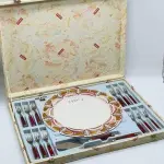 LOTE 139 - JOGO PARA BOLO, IMPORTADO GOTTINGEM ITALY, CONTENDO UM PRATO PARA SERVIR (34,5CM), DOZE GARFOS EM METAL (15CM), UMA ESPÁTULA (24CM) E UMA FACA (22,5CM). (NO ESTADO)