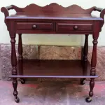 LOTE 114 - RARO E LINDO CARRINHO DE CHÁ, MADEIRA MACIÇA, TORNEADAS, PRATELEIRA,  DUAS GAVETAS ALT:80 CM; LARG: 80 CM; PROF: 41 CM.(NO ESTADO)