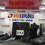 LOTE 242 - 02 – PARES DE CALÇADOS MASCULINOS Nº 42 (NO ESTADO, NÃO SABEMOS SE FUNCIONA. LEILÃO NÃO TEM GARANTIA E NEM DEVOLUÇÃO, SUJEITO A POSSÍVEIS AVARIAS VISÍVEIS/OCULTAS E/OU AUSÊNCIA DE COMPONENTES)