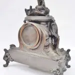 LOTE 158 - RARO RELÓGIO DE MESA EM BRONZE. VIDRO DE CRISTAL TRANSPARENTE, À CORDA. ALTURA 40 CM, COMPRIMENTO 37 CM LARGURA 19 CM. (NO ESTADO)