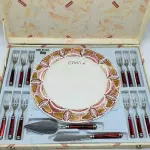 LOTE 139 - JOGO PARA BOLO, IMPORTADO GOTTINGEM ITALY, CONTENDO UM PRATO PARA SERVIR (34,5CM), DOZE GARFOS EM METAL (15CM), UMA ESPÁTULA (24CM) E UMA FACA (22,5CM). (NO ESTADO)