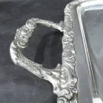 LOTE 111 - BANDEJA  EM METAL ESPESSURADO A PRATA MEDIDAS:62,5 CM DE COMPRIMENTO X 40 CM DE LARGURA. (BANHO NOVO).(NO ESTADO)