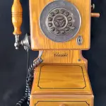 LOTE 091 - TELEFONE ANTIGO EM MADEIRA CARVALHO,  EM EXCELENTE ESTADO, PEÇA QUE SEGURA O  FONE FALTANDO PEDACINHO, 45 CM DE ALTURA, (NO ESTADO)