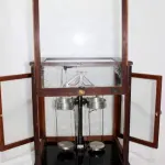 LOTE 104 - RARA BALANÇA DE PRECISÃO IMPORTADA SARTORIUS WERKE FABRICADO PELA GOTTINGEN POR VOLTA DE 1930. (NO ESTADO)