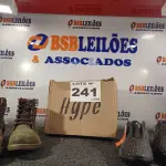LOTE 241 - 02 – PARES DE CALÇADOS MASCULINOS Nº 41 (NO ESTADO, NÃO SABEMOS SE FUNCIONA. LEILÃO NÃO TEM GARANTIA E NEM DEVOLUÇÃO, SUJEITO A POSSÍVEIS AVARIAS VISÍVEIS/OCULTAS E/OU AUSÊNCIA DE COMPONENTES)