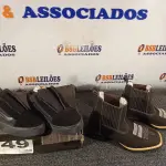 LOTE 349 - 02 – PARES DE CALÇADOS Nº 36 (NO ESTADO, NÃO SABEMOS SE FUNCIONA. LEILÃO NÃO TEM GARANTIA E NEM DEVOLUÇÃO, SUJEITO A POSSÍVEIS AVARIAS VISÍVEIS/OCULTAS E/OU AUSÊNCIA DE COMPONENTES)