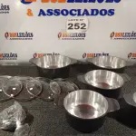 LOTE 252 - 01 - JOGO DE PANELAS EM ALUMÍNIO BATIDO GROSSO 5 PEÇAS COM TAMPA DE VIDRO (NO ESTADO, NÃO SABEMOS SE FUNCIONA. LEILÃO NÃO TEM GARANTIA E NEM DEVOLUÇÃO, SUJEITO A POSSÍVEIS AVARIAS VISÍVEIS/OCULTAS E/OU AUSÊNCIA DE COMPONENTES)