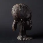 LOTE 148 - ESCULTURA IMPORTADA AFRICANA EM JACARANDÁ AFRICANO. ALTURA 20 CENTÍMETROS. (NO ESTADO)