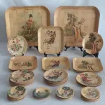 LOTE 077 - LINDO CONJUNTO ORIENTAL EM PALHA TRANÇADA E RESINADA SÃO 23 PORTA COPOS (DIAM. 11CM) 26 PRATINHOS (DIAM. 16CM), 5 PRATOS QUADRADOS (20 X 20CM) E 2 BANDEJAS RETANGULARES (35 X 30CM). TOTAL 56 PEÇAS.(NO ESTADO)