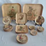 LOTE 077 - LINDO CONJUNTO ORIENTAL EM PALHA TRANÇADA E RESINADA SÃO 23 PORTA COPOS (DIAM. 11CM) 26 PRATINHOS (DIAM. 16CM), 5 PRATOS QUADRADOS (20 X 20CM) E 2 BANDEJAS RETANGULARES (35 X 30CM). TOTAL 56 PEÇAS.(NO ESTADO)
