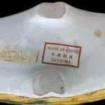 LOTE 057 - ANTIGA ANFORA DE PORCELANA IMPORTADA ORIENTAL 29 /8,5/ 33 CM DE ALTURA. (NO ESTADO)