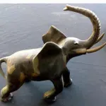 LOTE 066 - ESCULTURA ELEFANTE BEM  PESADO EM  BRONZE MASSIÇO 26 DE  ALT X 30 COMP X 15  LARG (NO ESTADO)