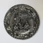 LOTE 166 - MEDALHÃO EM METAL - COM RICOS DETALHES EM ALTO RELEVO (NO ESTADO)