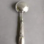 LOTE 105 - LINDA CONCHA ESPESSURADA A PRATA. MEDE 23 CM(NO ESTADO)