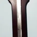 LOTE 160 - RARA ESPADA DECORATIVA DE COLEÇÃO REPLICA DAS ESPADAS BÁRBAROS, EM METAL PRATEADO, COM ADORNOS E DESENHOS EM RELEVO, SUPORTE EM MADEIRA PARA PENDURA NA PAREDE, MEDINDO APROXIMADAMENTE 1,10 CM SÓ A ESPADA. (NO ESTADO)