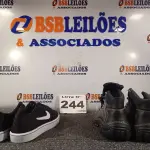 LOTE 244 - 02 – PARES DE CALÇADOS MASCULINOS Nº 40 (NO ESTADO, NÃO SABEMOS SE FUNCIONA. LEILÃO NÃO TEM GARANTIA E NEM DEVOLUÇÃO, SUJEITO A POSSÍVEIS AVARIAS VISÍVEIS/OCULTAS E/OU AUSÊNCIA DE COMPONENTES)