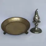 LOTE 169 - PORTA ALIANÇAS EM METAL 15 CM DE DIÂMETRO, ACOMPANHA PALITEIRO EM ESTANHO 12 CM DE ALTURA. (NO ESTADO)
