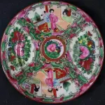 LOTE 123 - LINDÍSSIMO E RARO CONJUNTO CHINES, SÉC XIX PERÍODO " TAO KUANG ", AO GOSTO FAMÍLIA ROSA, SÃO 12 PRATOS PARA BOLO, EM PORCELANA  ESMALTADA A MÃO, PADRÃO MANDARIM. COM SELO VERMELHO. MED 16 CM.(NO ESTADO)