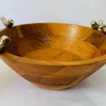 LOTE 126 - CENTRO DE MESA EM MADEIRA  COM PÁSSAROS EM METAL. MED. 12X30 CM. (NO ESTADO)
