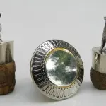 LOTE 108 - TAMPAS DE GARRAFA DE PRATA DE LEI 925, PERU E UMA TAMPA REDONDA DE METAL PRATEADO. (NO ESTADO)