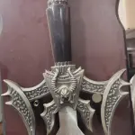 LOTE 160 - RARA ESPADA DECORATIVA DE COLEÇÃO REPLICA DAS ESPADAS BÁRBAROS, EM METAL PRATEADO, COM ADORNOS E DESENHOS EM RELEVO, SUPORTE EM MADEIRA PARA PENDURA NA PAREDE, MEDINDO APROXIMADAMENTE 1,10 CM SÓ A ESPADA. (NO ESTADO)
