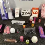 LOTE 324 - 21 – ITENS SEX SHOP DIVERSOS (NO ESTADO, NÃO SABEMOS SE FUNCIONA. LEILÃO NÃO TEM GARANTIA E NEM DEVOLUÇÃO, SUJEITO A POSSÍVEIS AVARIAS VISÍVEIS/OCULTAS E/OU AUSÊNCIA DE COMPONENTES)