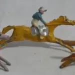 LOTE 071 - COLEÇÃO COM 28 MINIATURAS DE CAVALOS DE CORRIDA ANTIGOS DÉCADA DE 80 COM  JÓQUEIS EM CHUMBO, POLICROMADA, (NO ESTADO)