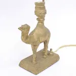 LOTE 149 - LUMINÁRIA EM BRONZE IMAGEM DE CAMELO. ALTURA. 30 CM.$70,00