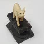LOTE 054 - MINI ESCULTURA DA ÁFRICA EM MARFIM REPRESENTANDO TOURO 33 MM X 35 MM  X 28 MM (NO ESTADO)