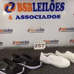 LOTE 257 - 02 – PARES DE CALÇADOS MASCULINO Nº 38 (NO ESTADO, NÃO SABEMOS SE FUNCIONA. LEILÃO NÃO TEM GARANTIA E NEM DEVOLUÇÃO, SUJEITO A POSSÍVEIS AVARIAS VISÍVEIS/OCULTAS E/OU AUSÊNCIA DE COMPONENTES)
