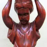 LOTE 113 - LINDA  FRUTEIRA , EM MADEIRA MACIÇA ALT: 90 CM; DIAM: 34 CM.(NO ESTADO)