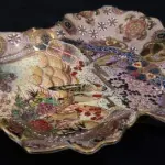 LOTE 120 - LINDÍSSIMO E RARO CENTRO DE MESA SATZUMA IMPORTADO  CHINES, EM PORCELANA, AO GOSTO POLICROMADO E REALÇADA A OURO, 25X27 CM . PEÇA MARCADA AO FUNDO (NO ESTADO)