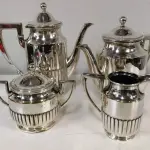 LOTE 107 - JOGO DE CHÁ E CAFÉ EM METAL BANHADO A PRATA (NO ESTADO)